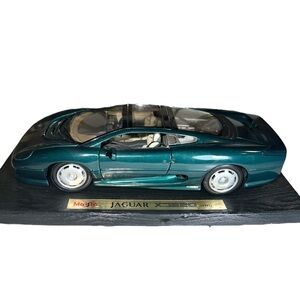 Vintage 1:18 scale diecast model of a 1992 Jaguar XJ220, manufactured by Maisto.